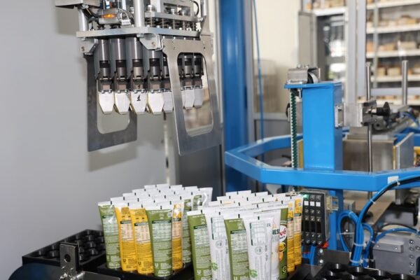 11 - Testa di presa tubetti