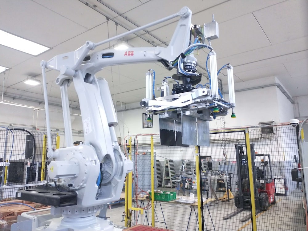 Pallettizzazione robotica vs cartesiana: quale scegliere per il tuo fine linea